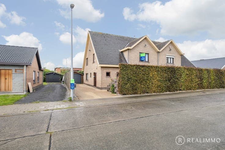 Ruime half open woning met 4 slaapkamers in een rustige w...