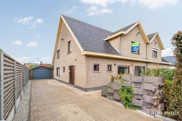 Ruime half open woning met 4 slaapkamers in een rustige w...