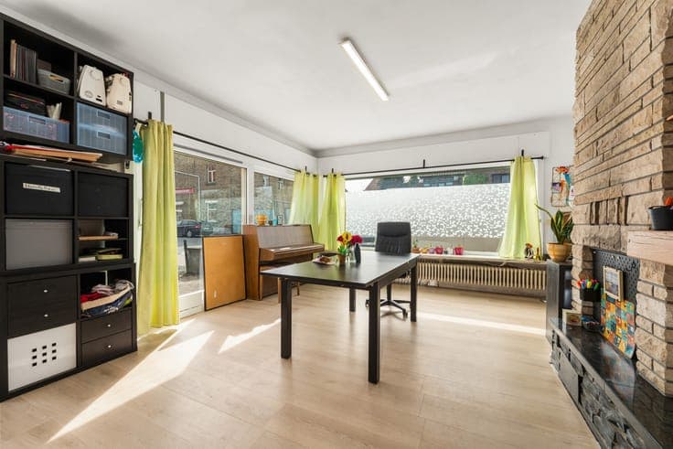 Half open gezinswoning met dubbele garage: ruimte, ruimte...