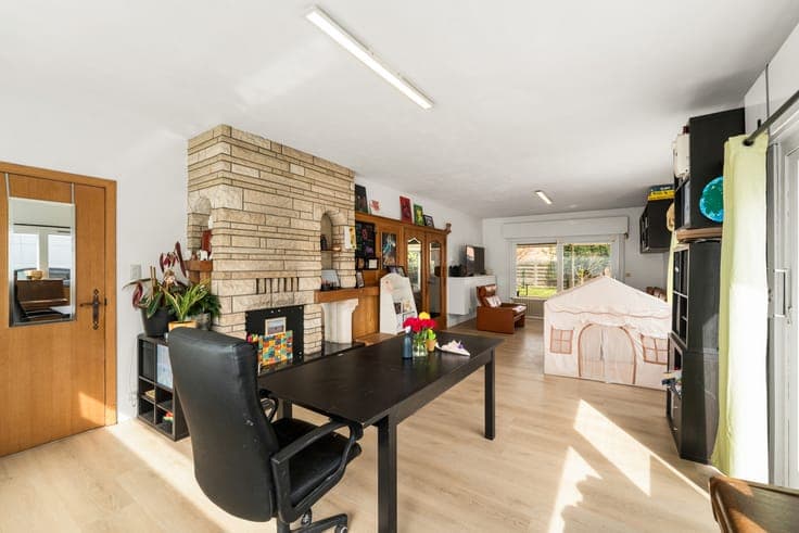 Half open gezinswoning met dubbele garage: ruimte, ruimte...