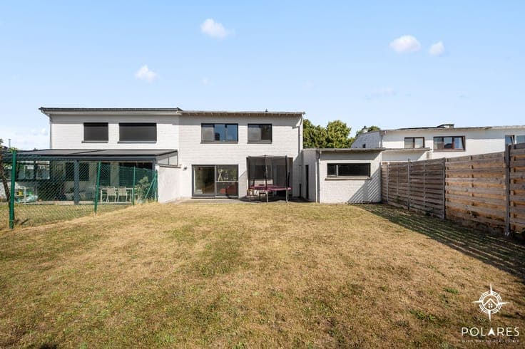 Bright house with 3 bedrooms, spacious garage and pleasant