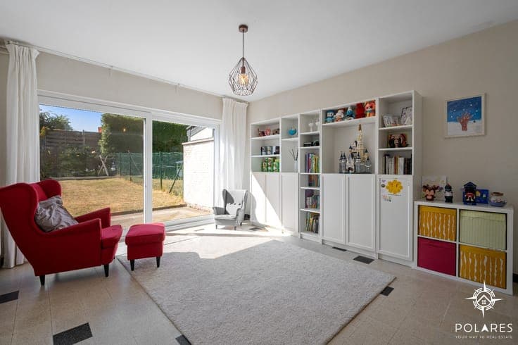 Bright house with 3 bedrooms, spacious garage and pleasant