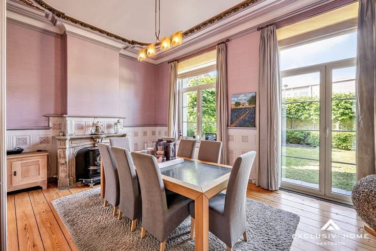 Prestigious manor house with grandeur, garden and garage in