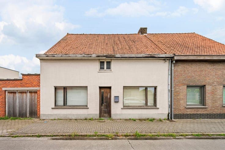 Property with great potential in the centre of Wielsbeke!