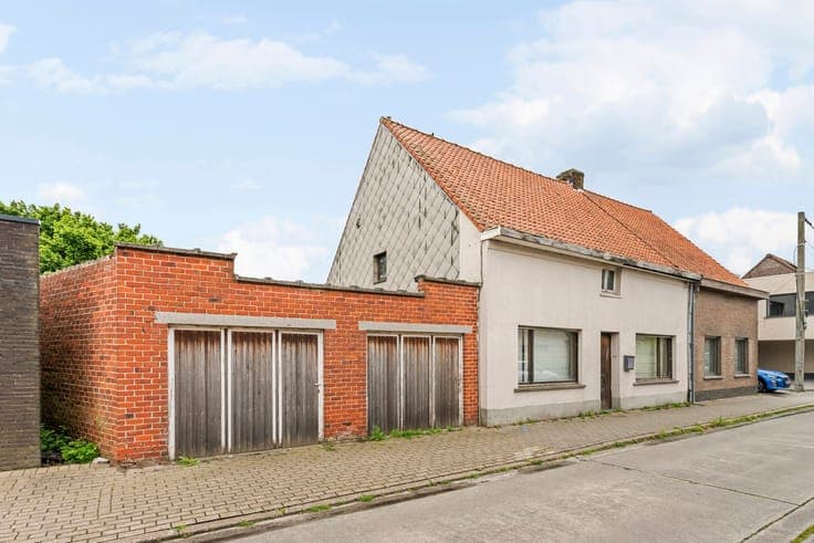 Property with great potential in the centre of Wielsbeke!