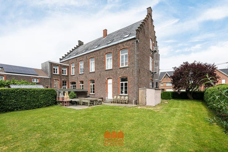 Voormalig klooster met 14 kamers, conciërgewoning en verg...