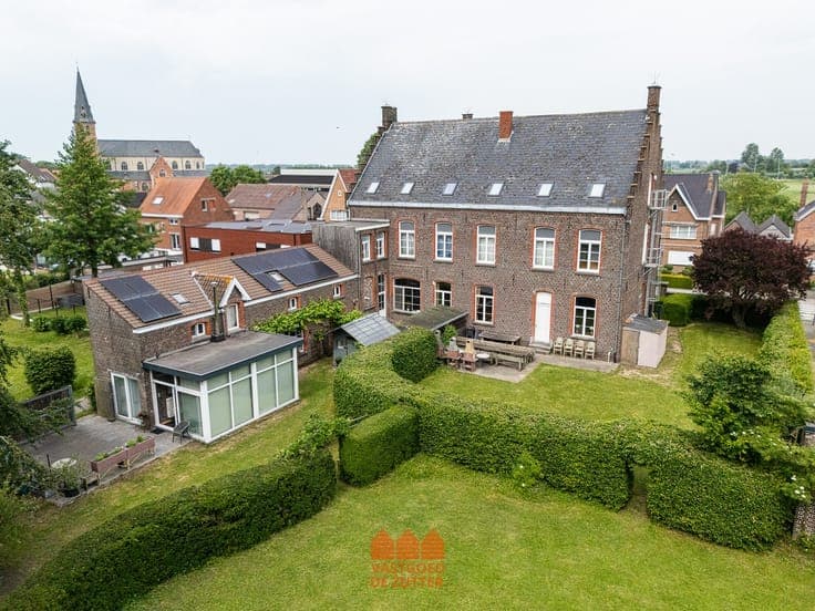 Voormalig klooster met 14 kamers, conciërgewoning en verg...