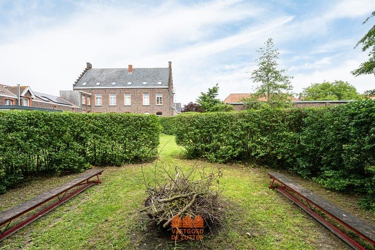 Voormalig klooster met 14 kamers, conciërgewoning en verg...
