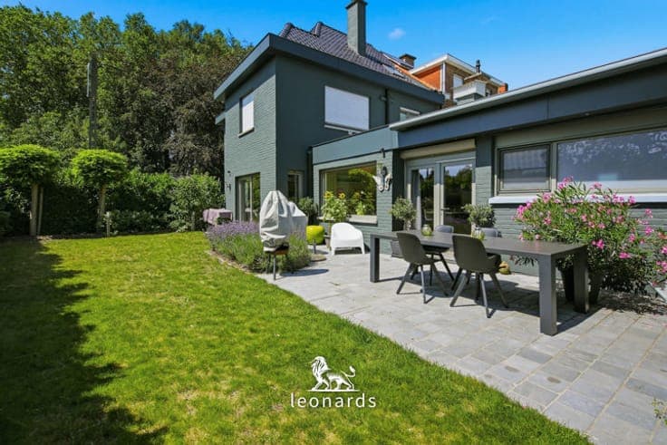 Ruime woning met magazijn gelegen nabij invalswegen