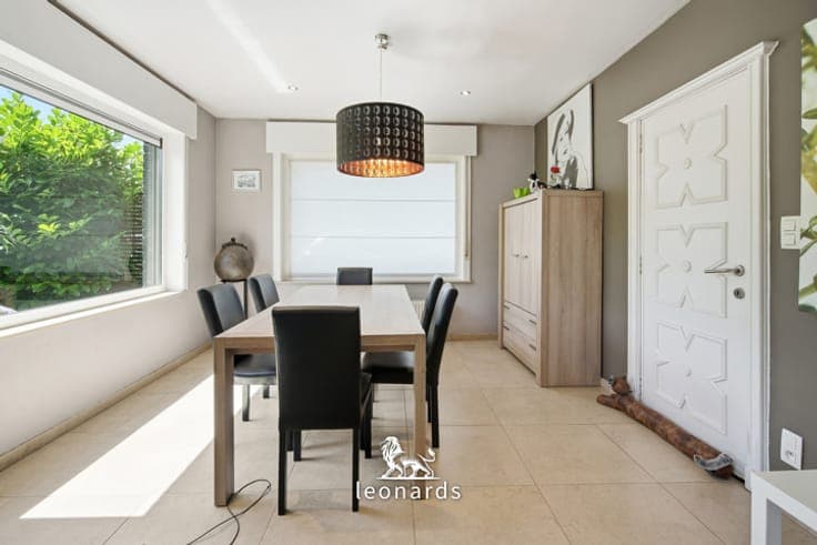 Ruime woning met magazijn gelegen nabij invalswegen