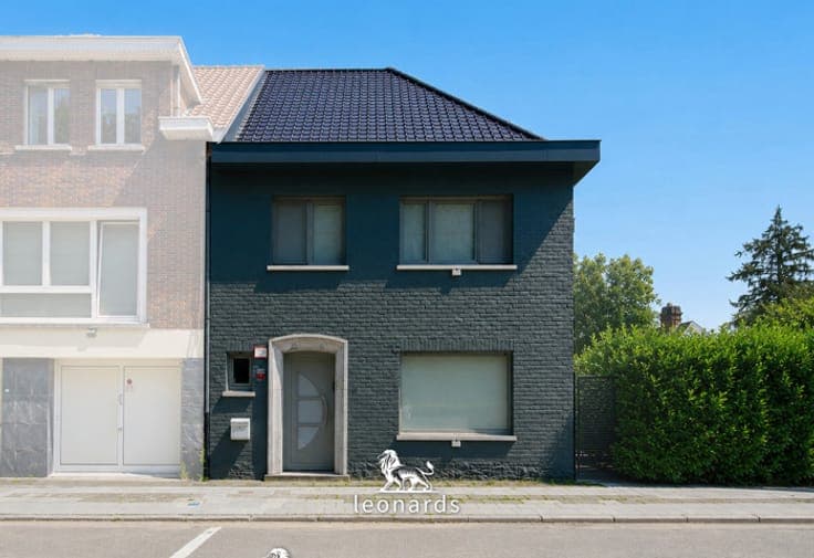 Ruime woning met magazijn gelegen nabij invalswegen