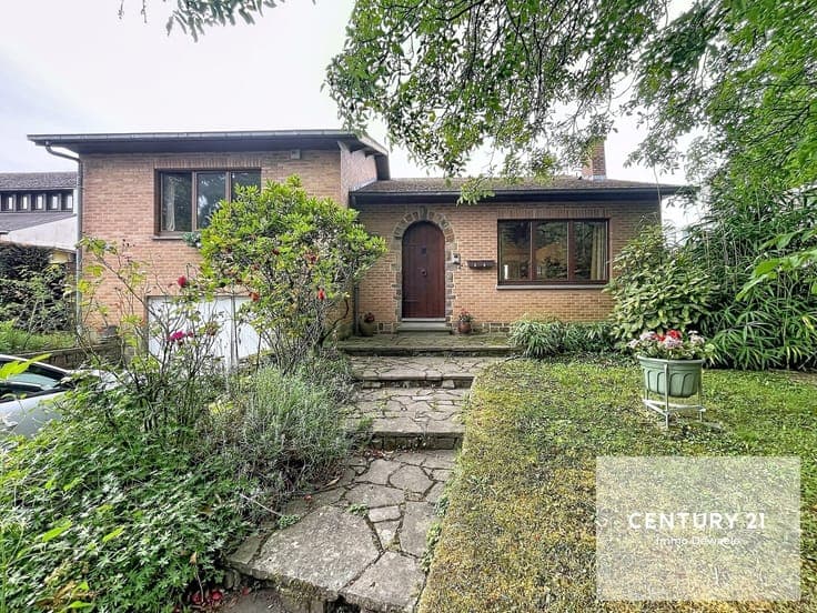Detached villa with 3 bedrooms, cellars and a large garage