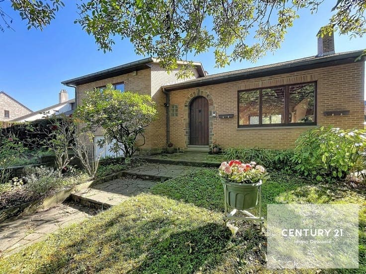 Detached villa with 3 bedrooms, cellars and a large garage