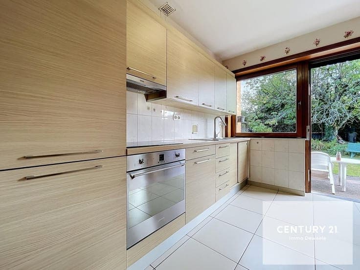Detached villa with 3 bedrooms, cellars and a large garage