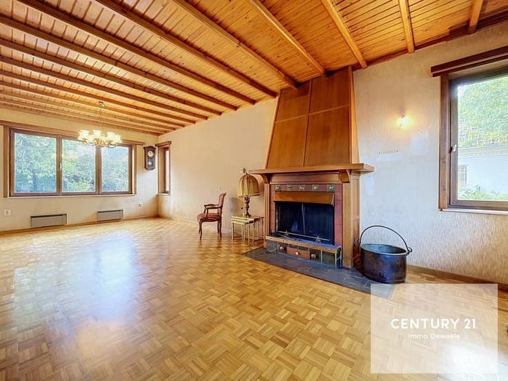 Detached villa with 3 bedrooms, cellars and a large garage