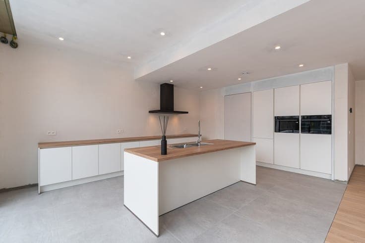 Nieuwbouwwoning met zwembad en poolhouse