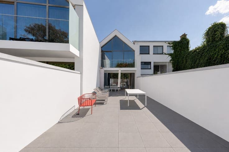 Recente woning aan het karaktervolle Oosthoekplein.