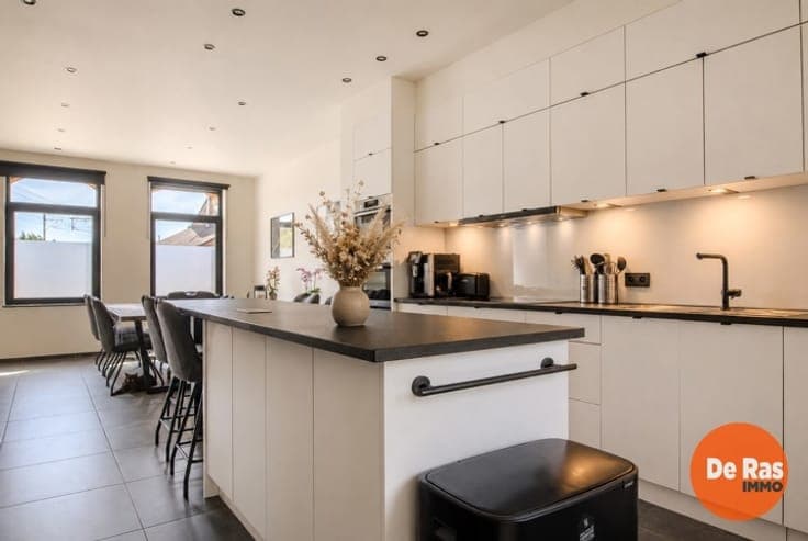 WELLE-Gerenov. herenhuis met charmante gevel en moderne luxe