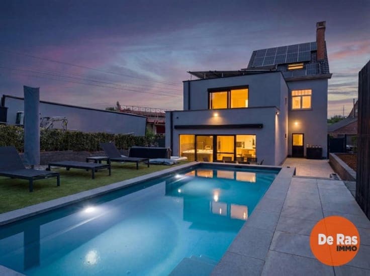 WELLE-Gerenov. herenhuis met charmante gevel en moderne luxe