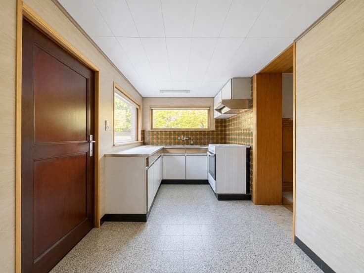 Op te knappen woning naast natuurgebied.