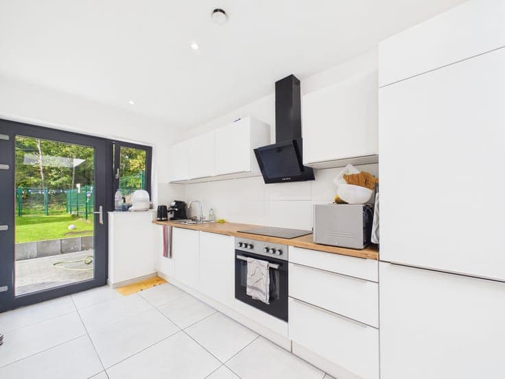 Renovated 2-bedroom house with garden