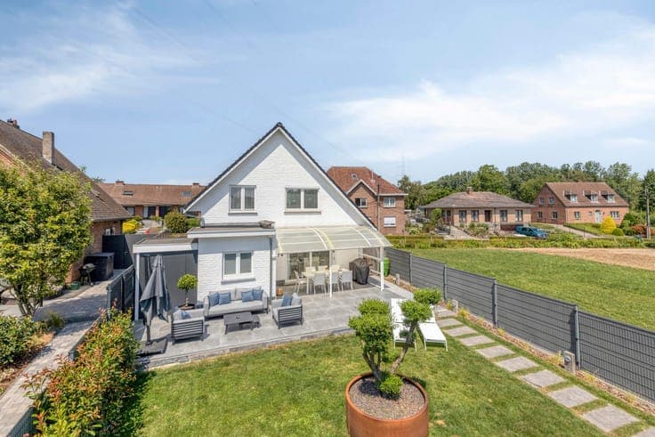 Charming villa in a prime location with a spacious garage