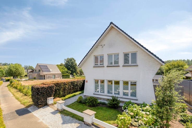 Charming villa in a prime location with a spacious garage