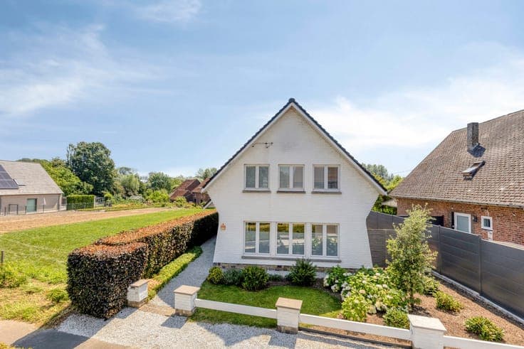 Charming villa in a prime location with a spacious garage