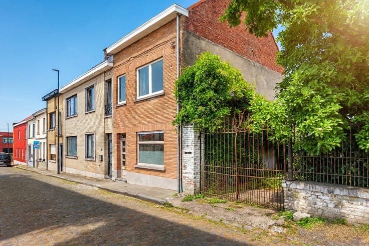 A home in need of renovation with 3 bedrooms, a city garden,