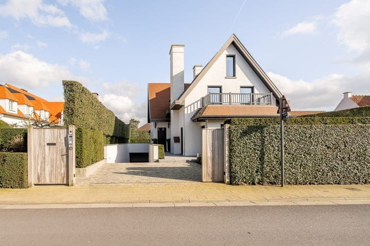Beautiful and ready-to-move-in villa located in a side stre