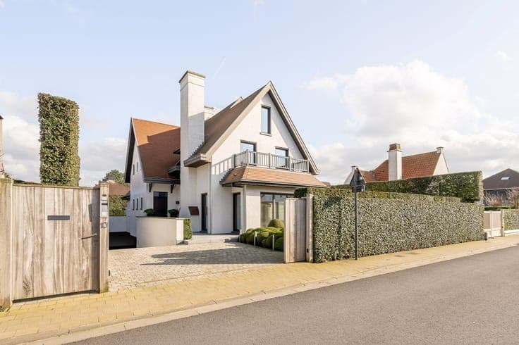 Beautiful and ready-to-move-in villa located in a side stre