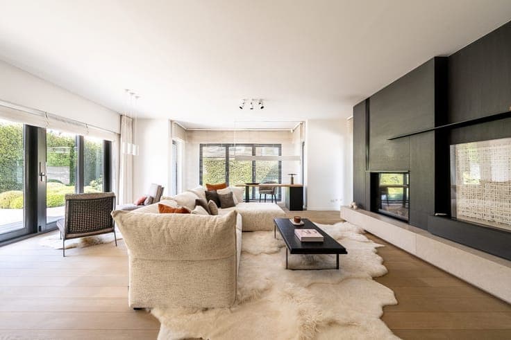 Beautiful and ready-to-move-in villa located in a side stre