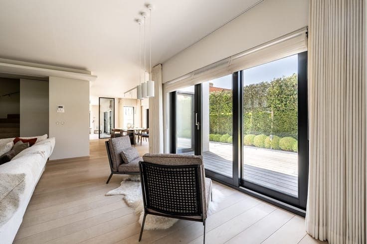 Beautiful and ready-to-move-in villa located in a side stre
