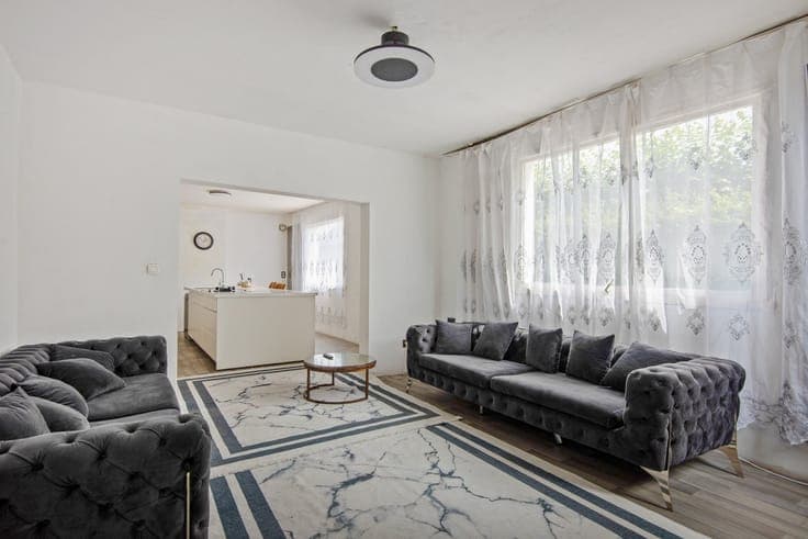 Renovatiewoning met vergund uitbreidingsproject op perceel v