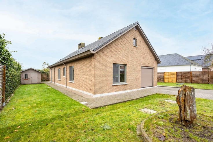 Detached villa with garage in a residential area in Ronse