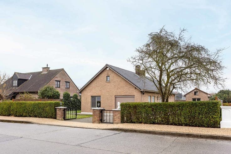 Detached villa with garage in a residential area in Ronse