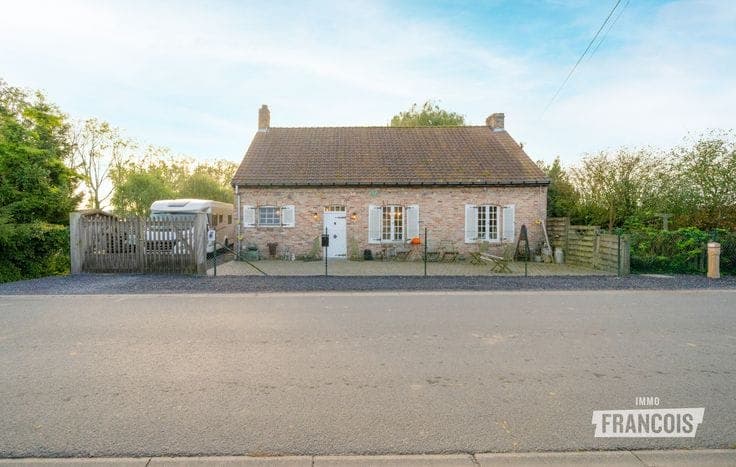 Enjoy peaceful country living on a spacious 2,295 m² plot i…
