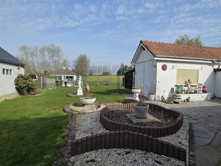Spacious, to be refreshed 3-fronted house with 4 bedrooms, g