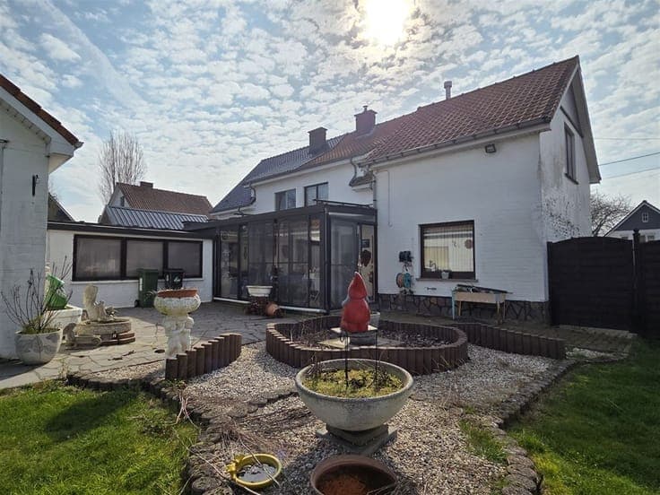 Spacious, to be refreshed 3-fronted house with 4 bedrooms, g
