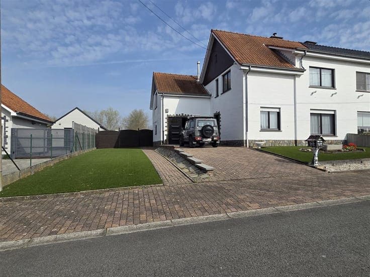 Spacious, to be refreshed 3-fronted house with 4 bedrooms, g
