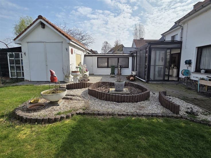 Spacious, to be refreshed 3-fronted house with 4 bedrooms, g