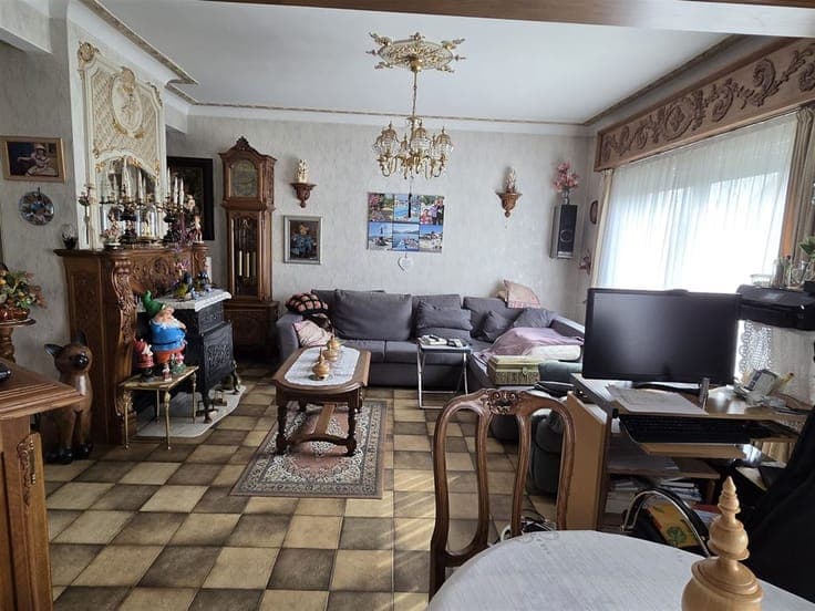 Spacious, to be refreshed 3-fronted house with 4 bedrooms, g