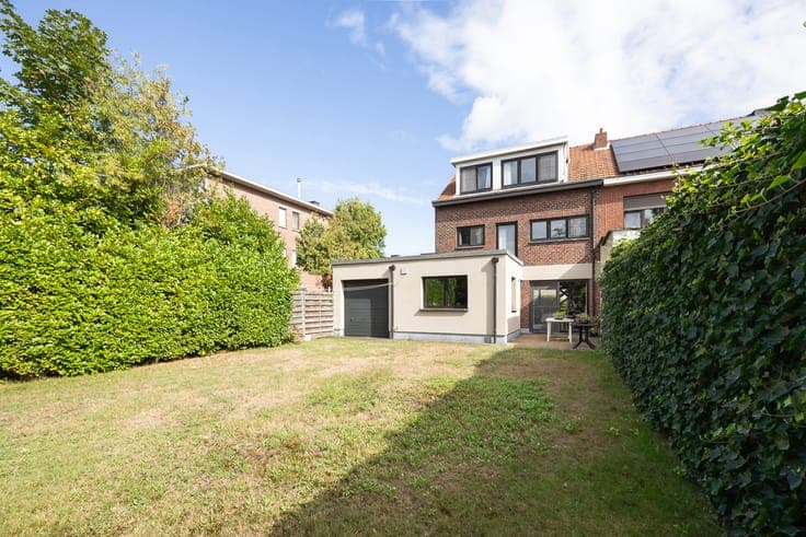 ARCHITECTENWONING MET 4 SLAAPKAMERS EN GARAGE