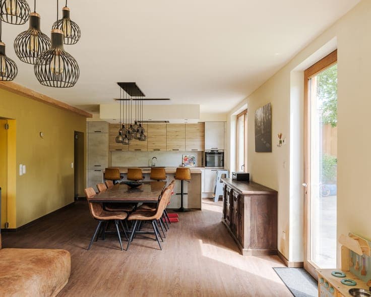 Ruime gezinswoning met praktijkruimte, 4 slaapkamers en g...