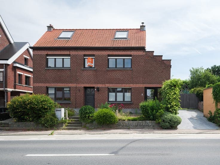 Ruime gezinswoning met praktijkruimte, 4 slaapkamers en g...