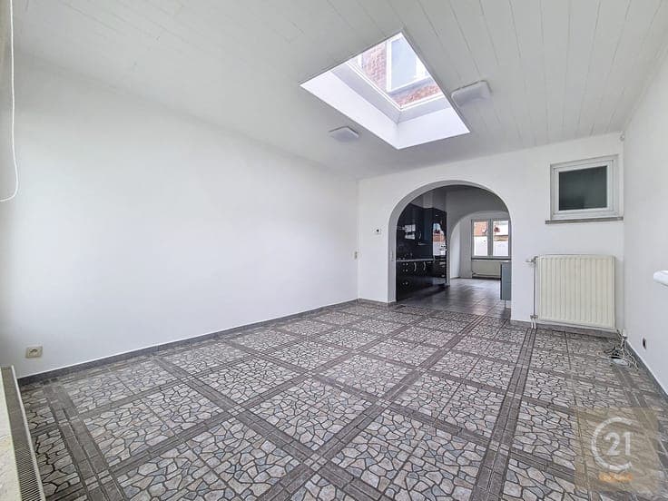 European School, spacious 6-bedroom house with courtyard