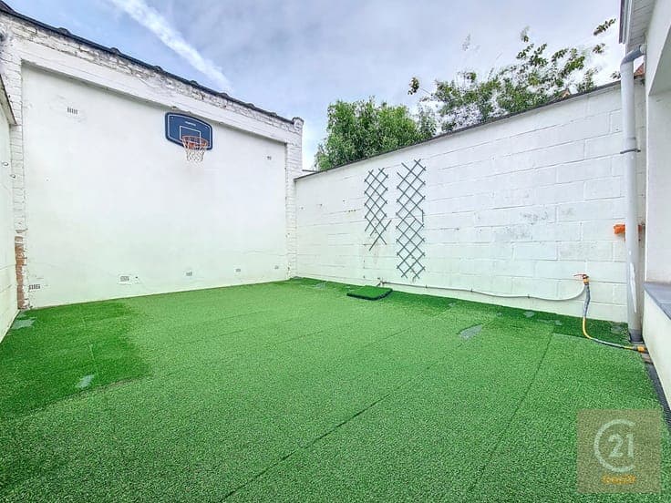 European School, spacious 6-bedroom house with courtyard
