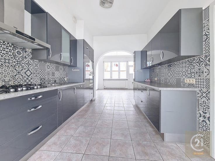 European School, spacious 6-bedroom house with courtyard