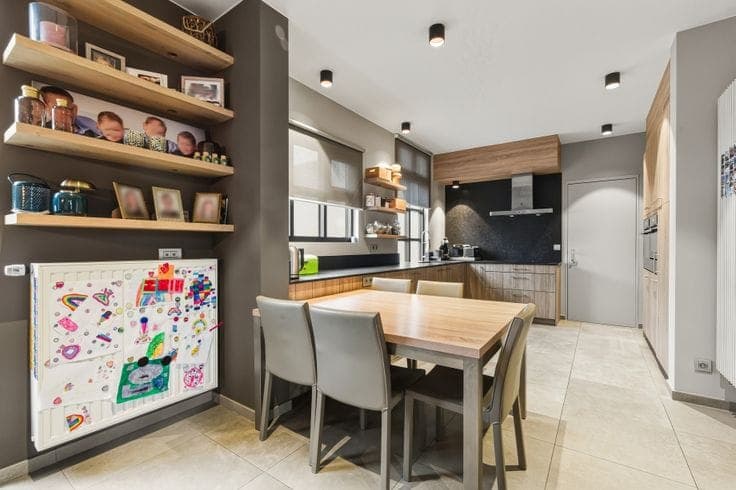 Unique, move-in-ready property with 6 bedrooms and 4 garage…