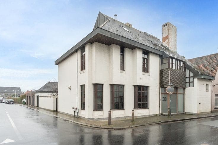 Unique, move-in-ready property with 6 bedrooms and 4 garage…